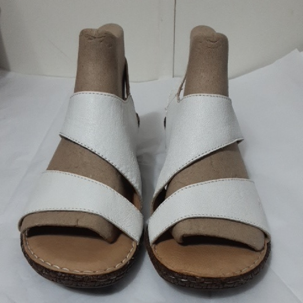 BORN Women's 9 Cross‎ Over White Comfy Sandals